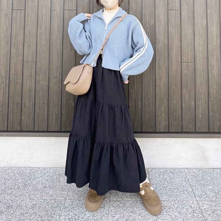 画像: ブルーニットが映えるティアードスカートコーデ