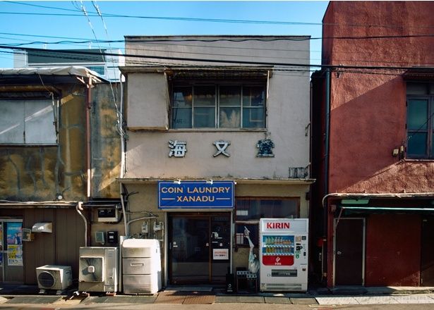 「海文堂」の建物の2階。コインランドリーの店前に立つ小さな看板を目印に