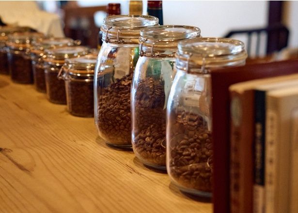 東京や大阪、福岡などエリア問わず、日本全国から焙煎士を探す。取材時(2025年12月)は大阪「aoma coffee」の豆が並んでいた