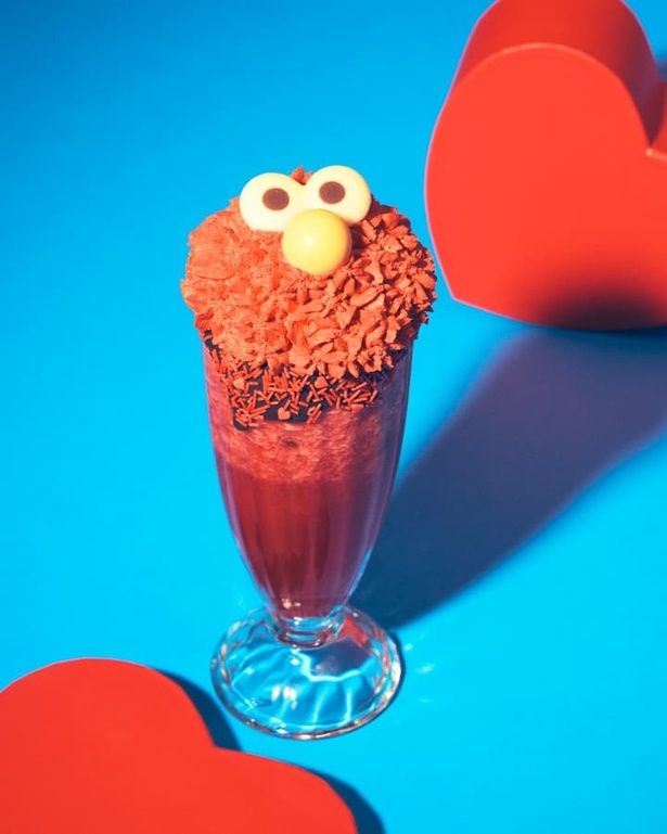 「エルモ ベリーシェイク」。フランボワーズシャーベットをベースに、バニラアイスを浮かべた。ラズベリーピューレたっぷりのホイップと、エルモを表現するチョコがポイント！