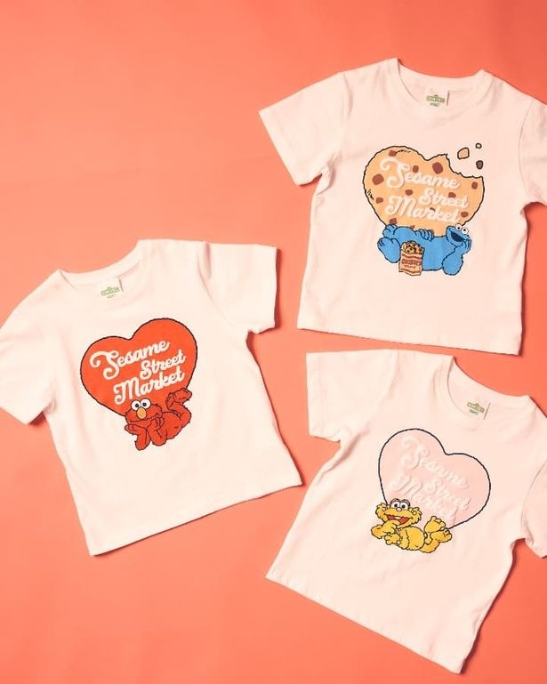 サイズ展開はキッズ120、大人M, L。フロントのオリジナルアートに注目！親子や家族でおそろいはもちろん、色違いのリンクコーディネートも楽しめるアイテムだ