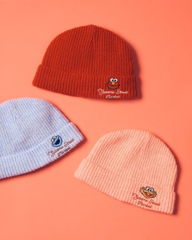 アパレルから雑貨まで豊富にそろう同コレクション。エルモ、ゾーイ、クッキーモンスターのデザインが施された「ビーニー」(各4950円)もコーデの幅を広げてくれる