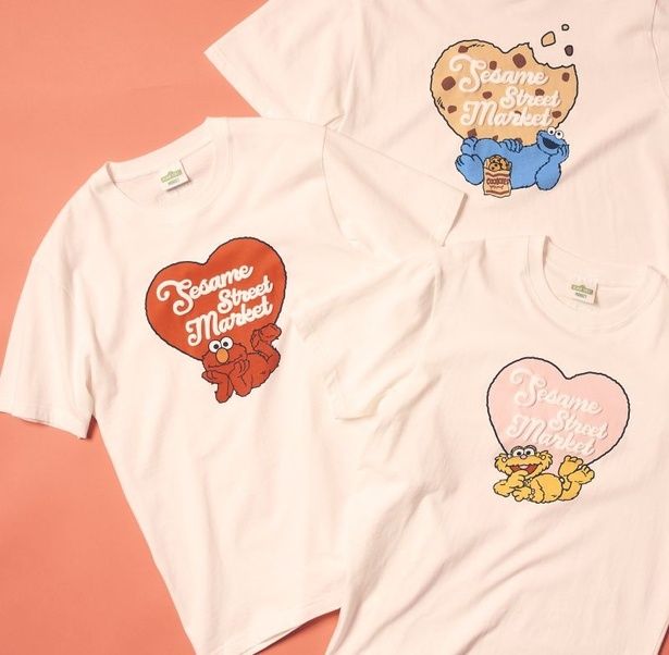 「バレンタインTシャツ」。(左より時計回り)「レッド(エルモ)」、「ブルー(クッキーモンスター)」、「ピンク(ゾーイ)」