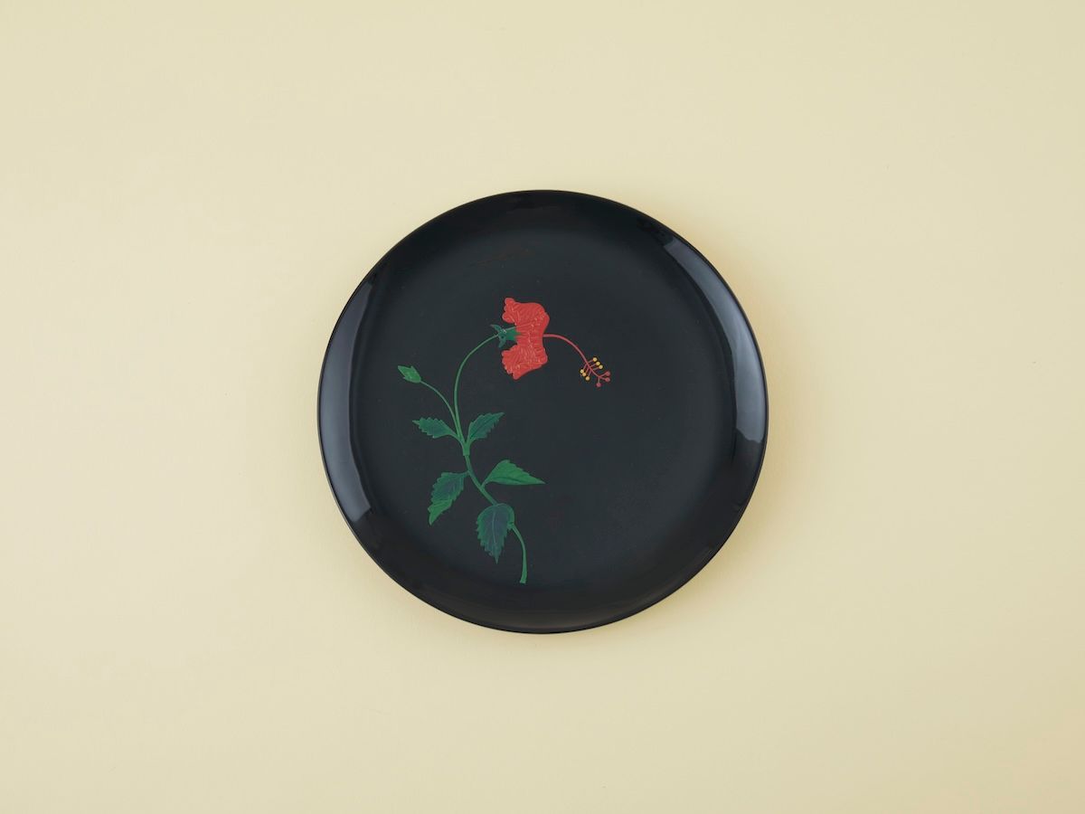 どこかカジュアルで魅力的。琉球漆器のハイビスカス柄丸盆。Web連載