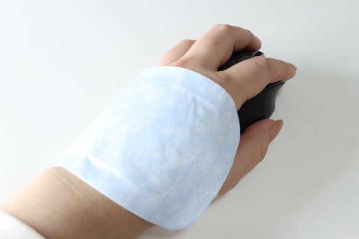 セリア ウォーミット 2P（ホワイトムスクの香り） カイロ バンド 着用例 使用感 作業