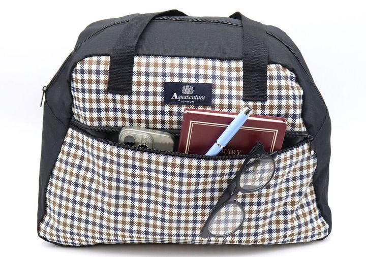 宝島社雑誌付録ＧＬＯＷ3月号のアクアスキュータムの大容量ボストンバッグ4