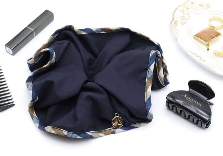 宝島社雑誌付録ＧＬＯＷ3月号のアクアスキュータムのビッグシュシュ＆ヘアクリップ1