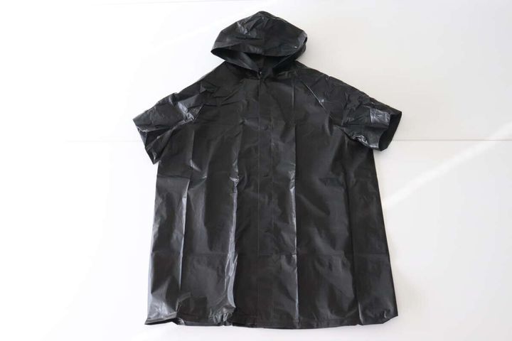 分離式レインジャケット（大人用、ブラック） 袖を取り外した状態
