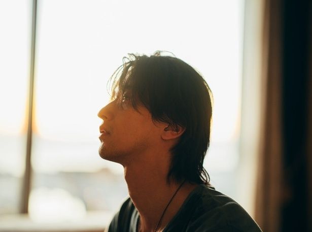 朝焼けに照らされながら無気力な表情の浮かべる櫂