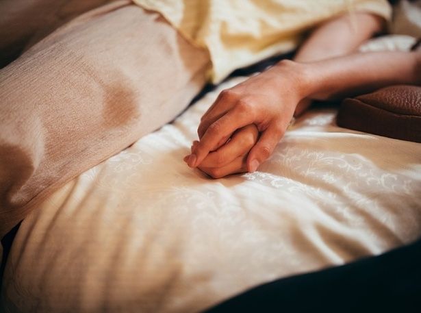 そっと重ねられた手が、2人の絆を物語る