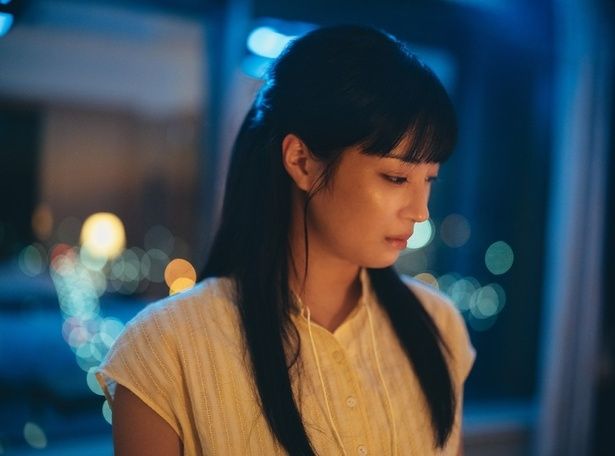 言葉を飲み込んだような哀愁漂う面持ちの暁海