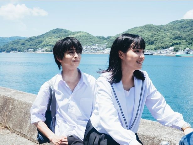 【写真】制服を身に纏い自転車で2人乗りをする櫂(横浜流星)と暁海(広瀬すず)