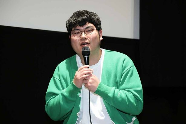 【写真を見る】映画好きとして知られるお笑い芸人で歌人の鈴木ジェロニモ