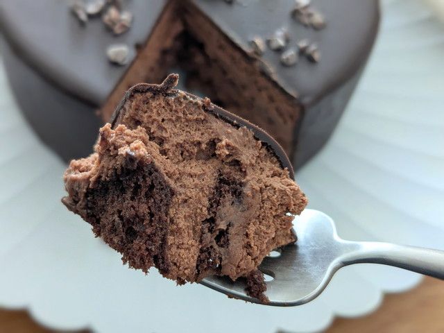 フォークですくったチョコレートケーキ Doble K（ムースの口どけが伝わる一口）