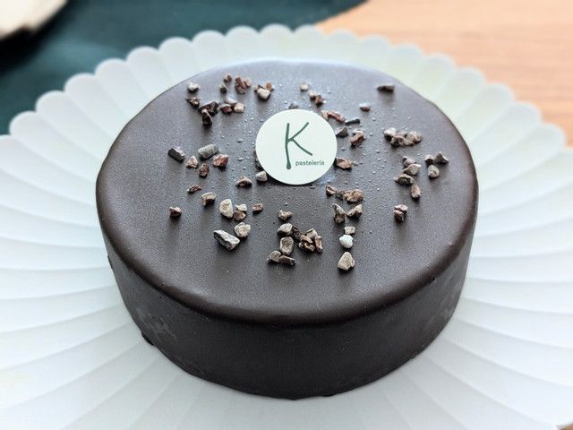 ドブレ カー「チョコレートケーキ Doble K」トップにカカオニブを散らしたホール