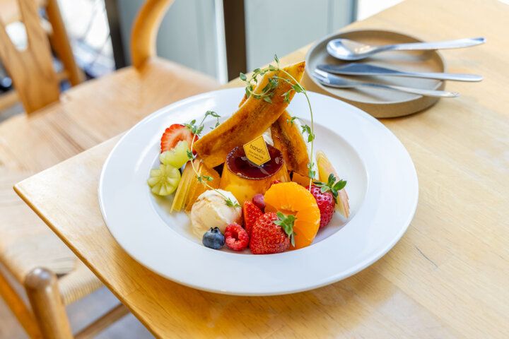 創業70年以上の青果店が手がけるカフェ「FRUiT 御堂筋店」で旬のいちごスイーツを