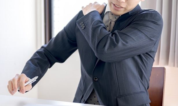 歩いたり肩を回したりすることも休憩になる 【画像提供＝写真AC】