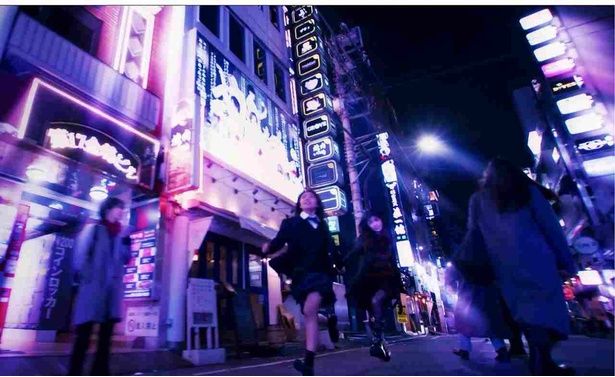 【写真を見る】飛鳥(寺本莉緒)と日和(池田朱那)が歌舞伎町のネオンの下を走り抜けるシーン [c]2025 映画「東京逃避行」製作委員会