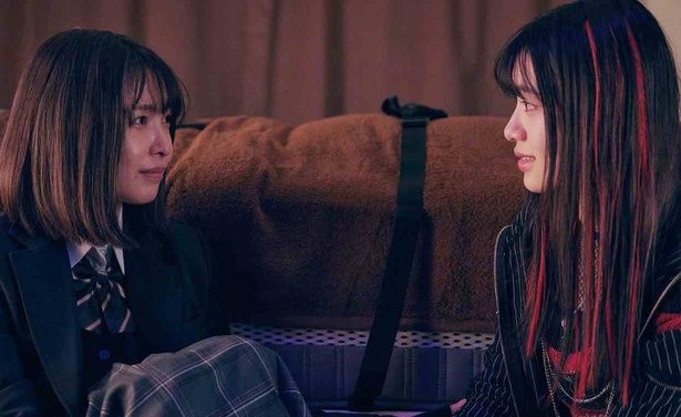 憧れと逃避心を抱えて歌舞伎町に来た高校生、飛鳥と、田舎を飛び出し、トー横で暮らしている「東京逃避行」の作者、日和 [c]2025 映画「東京逃避行」製作委員会