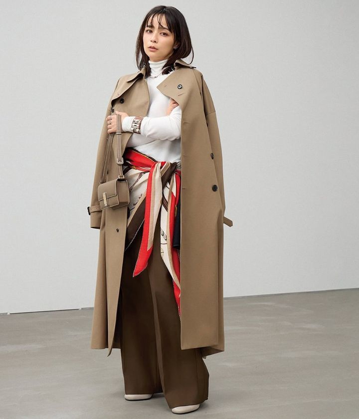 加藤ローサ エルメス スカーフ トレンチコート コーディネート
