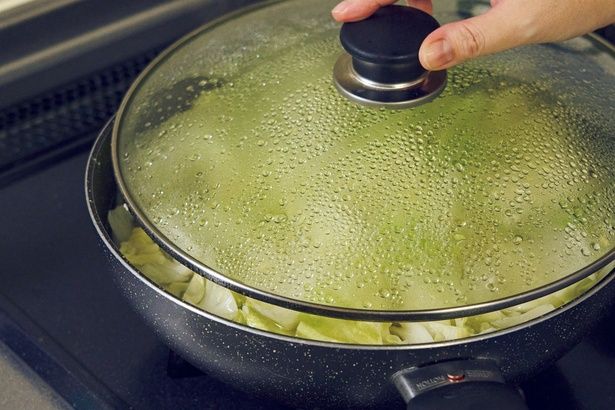 ふたをずらしてかぶせ、弱火で60分煮る (C)今井 真実／KADOKAWA