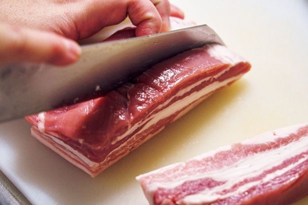 豚バラブロック肉は縦に2センチの幅に、細長く切る (C)今井 真実／KADOKAWA