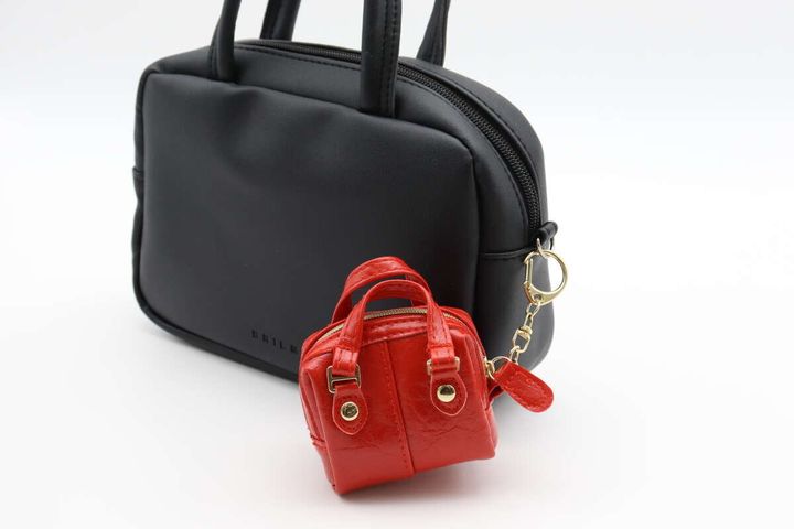 チャーム付エコバッグ（ボストン風、RD） 金具付き