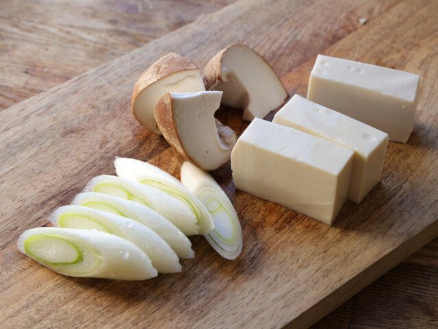豆腐は3等分または食べやすい大きさに、長ネギは1cm程の斜め切りに、しいたけは食べやすい大きさに切る