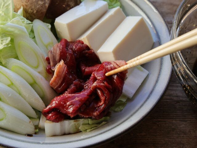 牛肉ができるだけ塊にならないよう広げて乗せる。