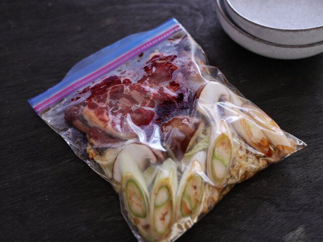 2人分に分ける場合は、電子レンジで使用可能なタッパーや密閉袋に材料を入れる