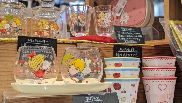 昭和レトロな雰囲気漂うガラスキャニスターや丸グラス、脚付きグラス。メラミンタンブラーは軽くて丈夫