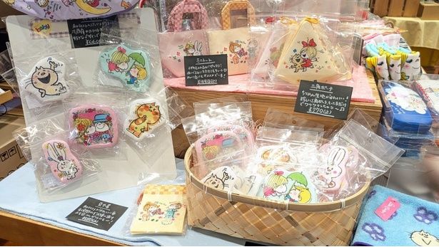 ちりめん生地の三角ポーチやミニトートなど、プチプラ小物も充実