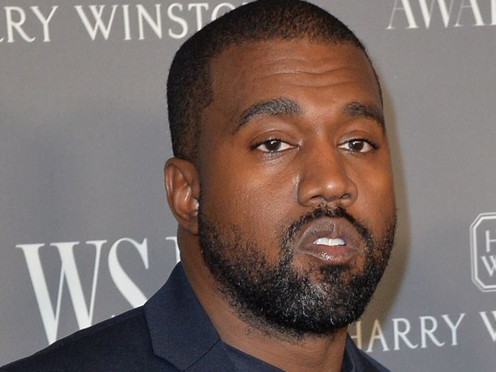 カニエ・ウェスト、反ユダヤ主義発言と鉤十字Tシャツ発売を謝罪 （C）AFLO width=