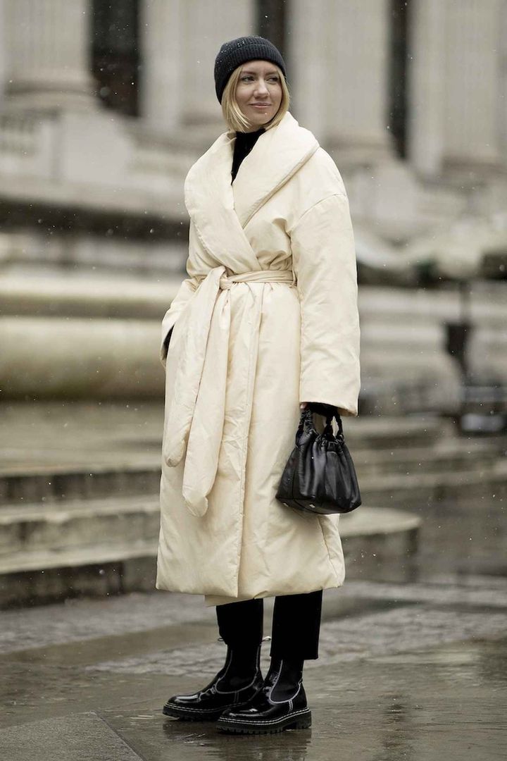 画像: パファーなコートをすっきり着こなす