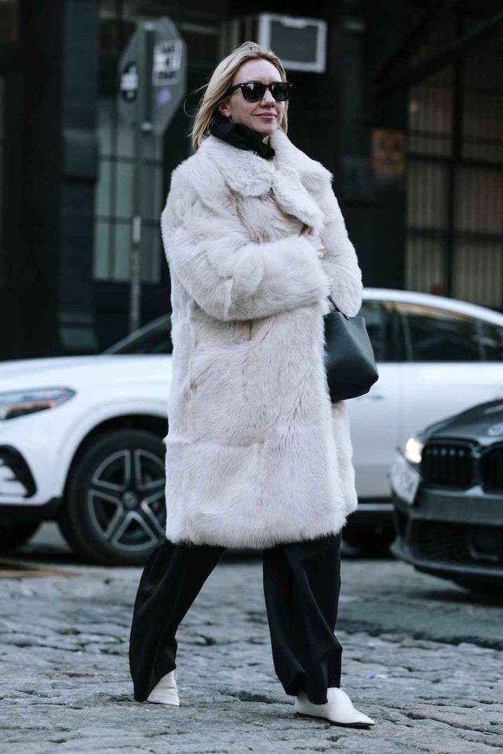 画像: モノトーンがいっきに華やぐファーコート