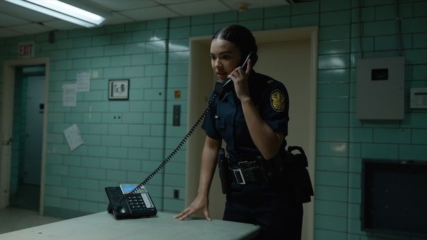 【写真を見る】女性警察官ジェシカ(ジェシカ・スーラ)の悪夢のような夜警をスリリングに活写 [c]2023 WELCOME VILLAIN FILMS ALL RIGHTS RESERVED