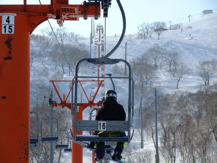 よくやった！」迷惑客が板だけ置いて…スキー場の“異例の対応”に「当然 