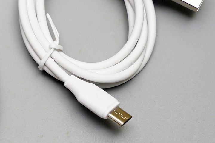 対応するUSBケーブルがMicro USB Type-Bなのは、やや気になるところです。