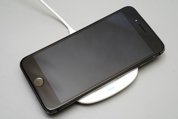 キャンドゥ「ワイヤレスチャージャー 出力5W」／￥550（税込み）