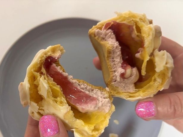 「ザクザク食感 いちごのクッキーシュー」の中。ザクザクの食感と、甘酸っぱいフィリングを楽しもう