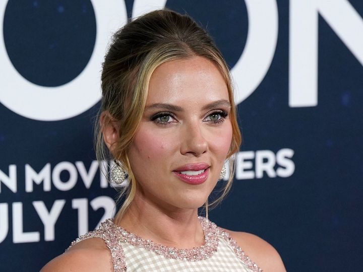 スカーレット・ヨハンソンら700人超のアーティストが反AIを訴える （C）AFLO width=