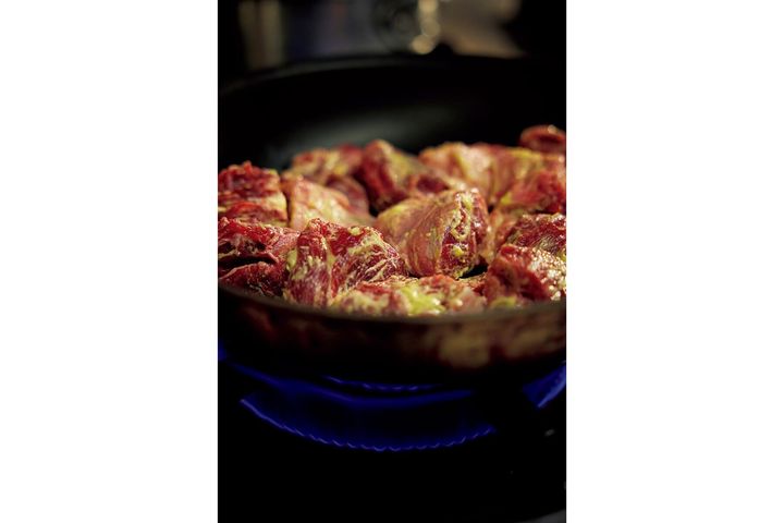 肉を焼きつける①