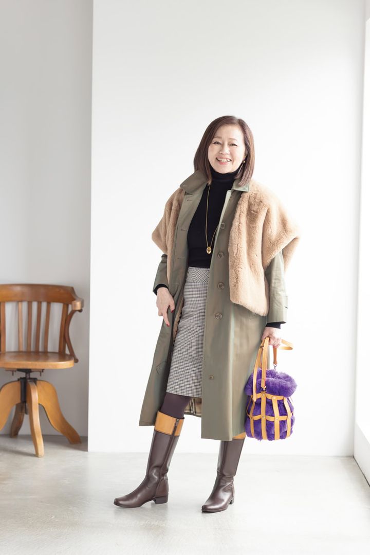 ファーベスト／プロヴォーク、コート／娘のお下がりの古着のバーバリー、タートルネックニット／無印良品、スカート／H&M、ピアス／自身のハンドメイド、ネックレス／シーイン、バッグ／クラウディ、タイツ／ノーブランド、ブーツ／リーガル（すべて私物）