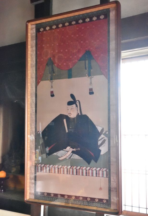 本堂内で見られる秀長の肖像画（市文化財の模写）
