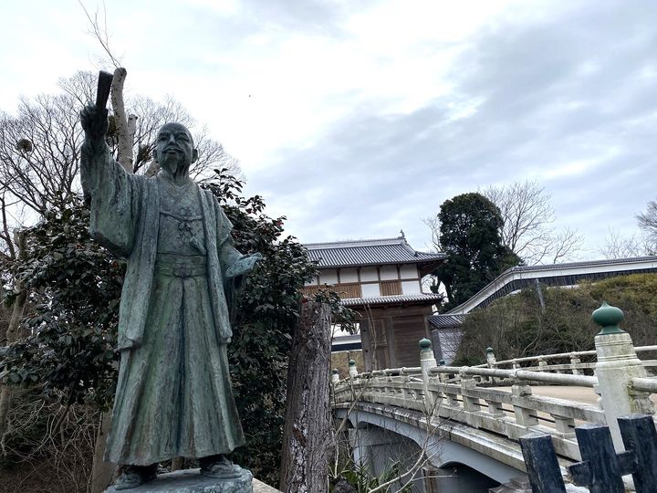 弘道館正門と向かい合う、水戸城大手門の前に立つ斉昭像