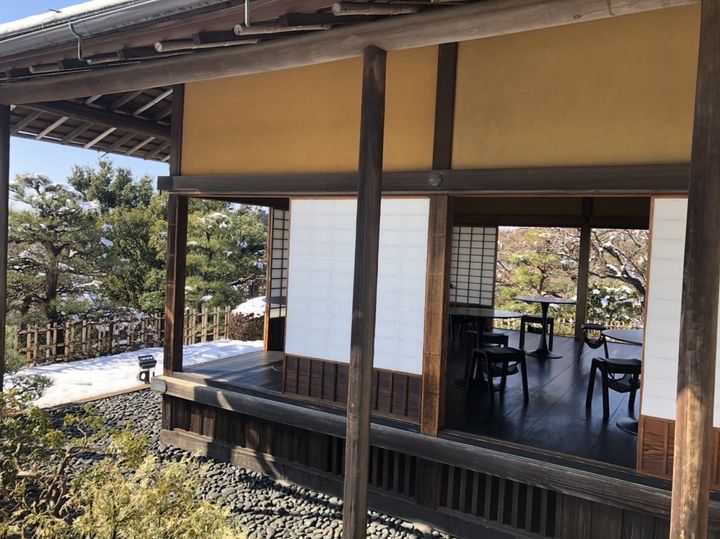 好文亭内のカフェ。梅を眺めながらスイーツタイム