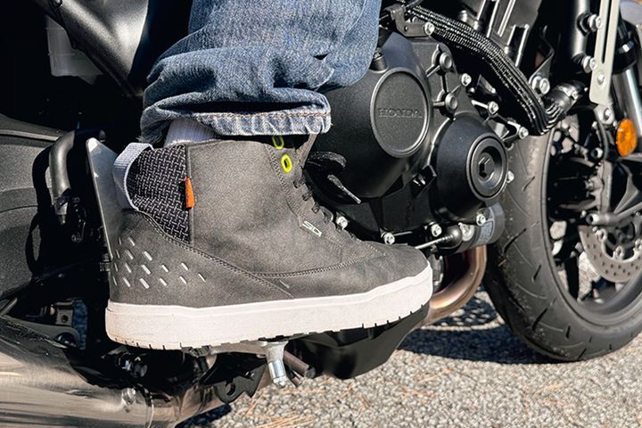 街乗りから歩きまでこれ1足！防水・安全・お洒落なライディングスニーカー