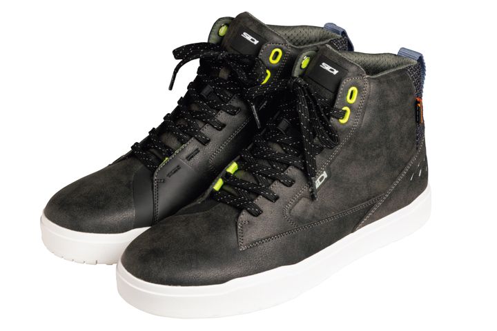 街乗りから歩きまでこれ1足！防水・安全・お洒落なライディングスニーカー