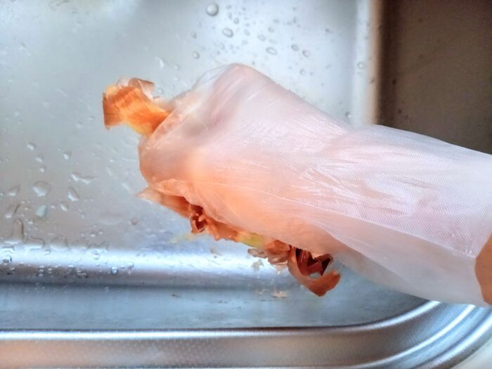 調理中のビニール手袋、ズレる人必見！〈脱げるのを防ぐ裏ワザ〉が簡単すぎた…