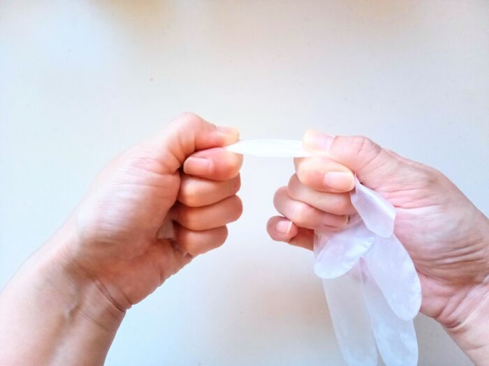 調理中のビニール手袋、ズレる人必見！〈脱げるのを防ぐ裏ワザ〉が簡単すぎた…